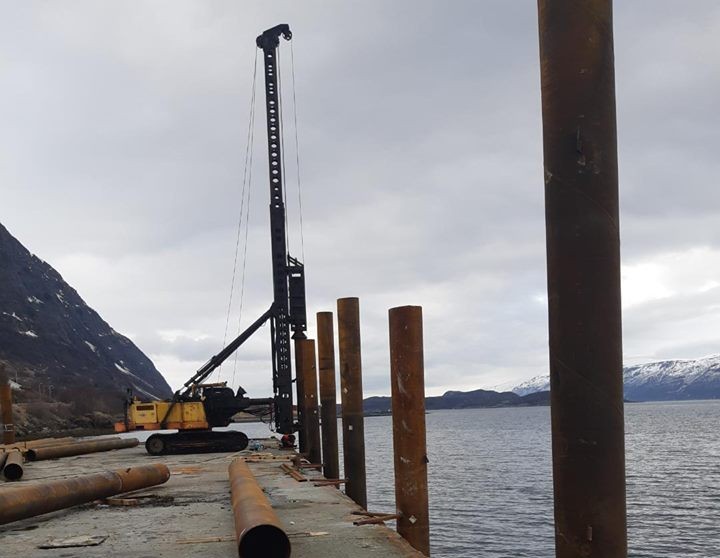 Peling av kai på Vollnes i Lyngen – Polar Pel AS