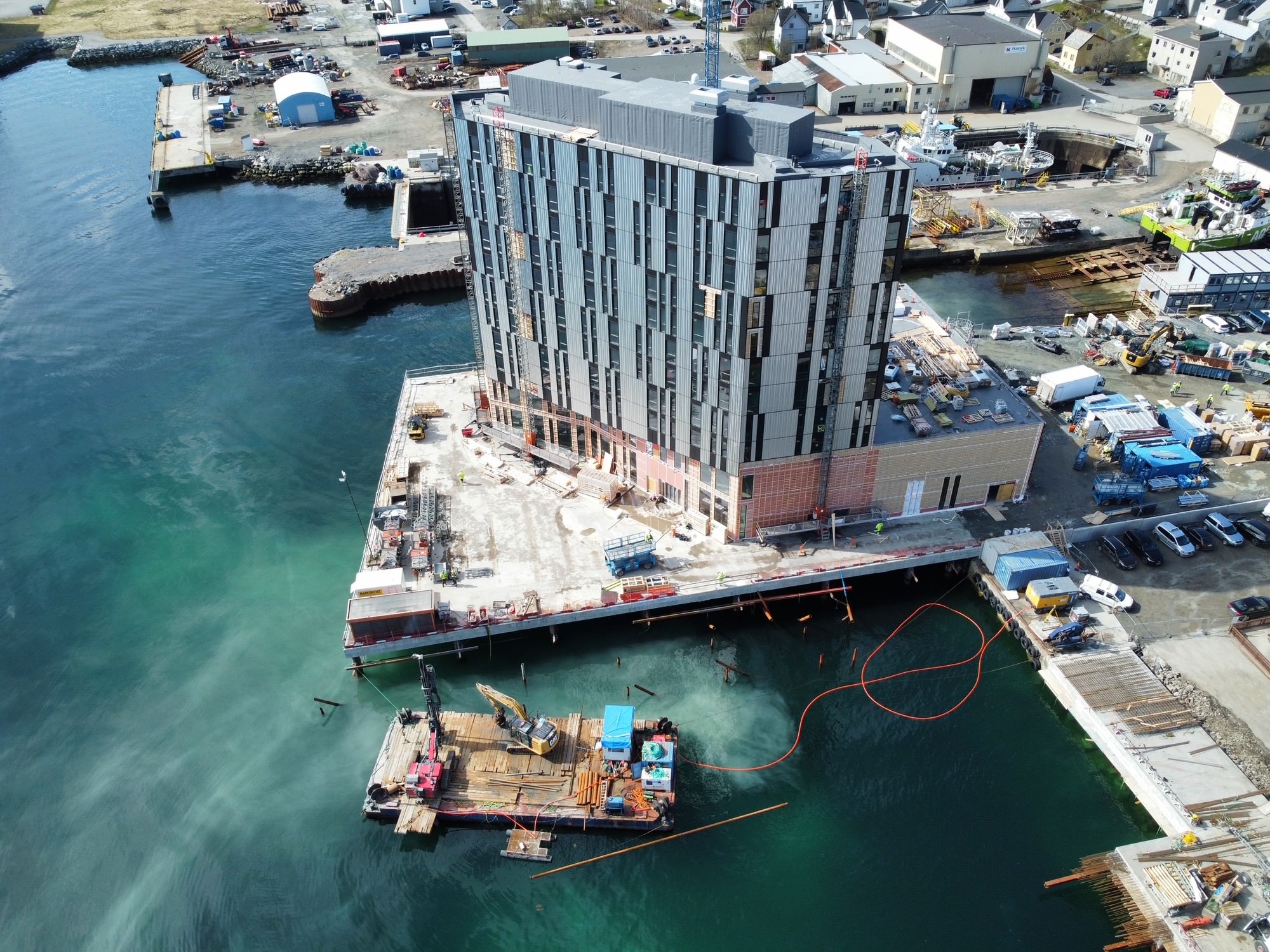 Peling og spunting fra lekter ved Kaarbø hotell – Polar Pel AS